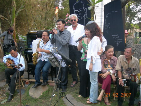 Các thành viên Hội Quán Hội Ngộ và gia đình nhạc sĩ Trịnh Công Sơn tổ chức buổi ca nhạc tại mộ của cố nhạc sĩ, nghĩa trang chùa Quảng Bình ngày 21-02-2007
