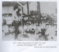 Trịnh Công Sơn hát "Ca Khúc Da Vàng" tại Quán Văn, khỏang 1966-19967. Ảnh tài liệu của Trần Tuyết Hoa, trích từ sách "Có một thời như thế", Nguyễn Đắc Xuân, NXB Văn học.