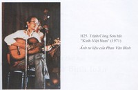 Trịnh Công Sơn hát "Kinh Việt Nam", 1971. Ảnh tư liệu Phan Văn Bình, trích từ sách "Có một thời như thế", Nguyễn Đắc Xuân, NXB Văn học.